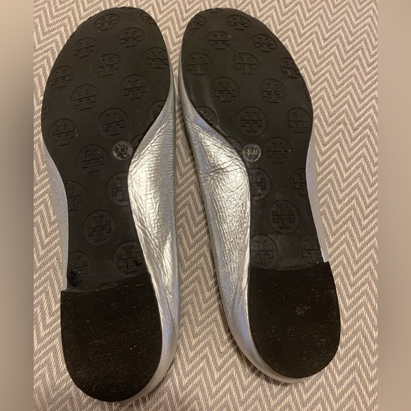 Tory Burch silver leather ballet flats w/ dust bag. Only worn twice. Size 8.5. - Picture 5 of 8